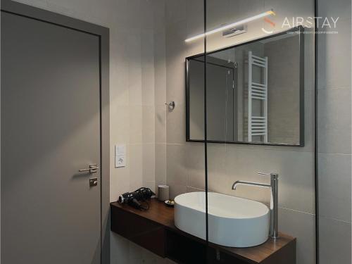 y baño con lavabo y espejo. en Akali Apartment airport by Airstay, en Spáta