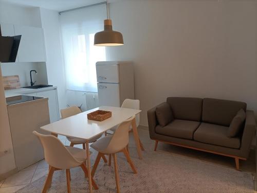 salon ze stołem i kanapą w obiekcie Gardasee apartment w mieście Riva del Garda