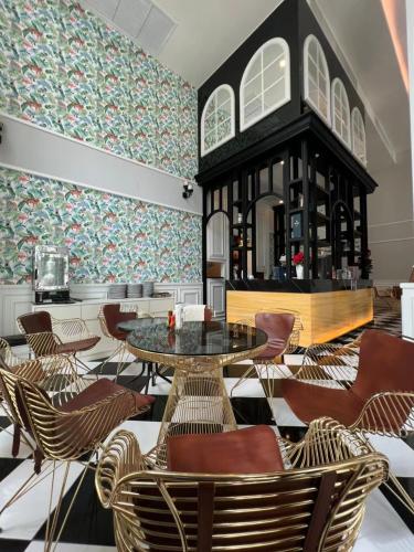 a restaurant with a table and chairs in a room at Grand Florida Holiday Home in Na Jomtien