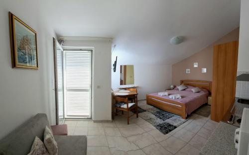 um quarto com uma cama e uma secretária. em Studio apartman Olivera em Rovinj