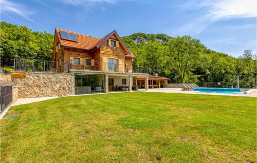 una casa con un ampio cortile e una piscina di Awesome Home In Barlete With Kitchen a Barlete