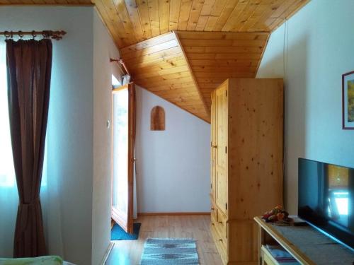 uma sala de estar com tecto em madeira em Casa Lacul Mierlei em Sovata
