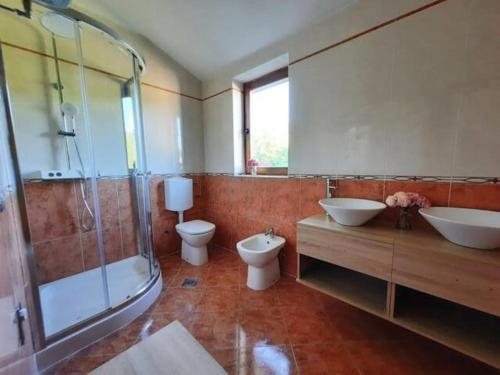 Ένα μπάνιο στο Holiday Home For 8 people, POOL + SEA view