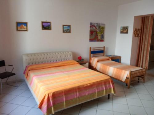 1 dormitorio con 2 camas en una habitación en Matino Casa Vacanza, en Matino