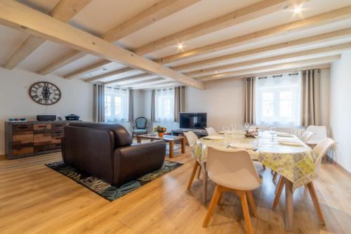 a living room with a dining room table and chairs at Maison Florentine in Gunstett