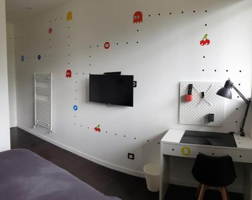 um quarto com uma parede com autocolantes em Villeurbanne 100 m2 Superbe appartement 3 Chambres, 3 salle de bains em Villeurbanne