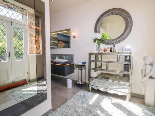 a bathroom with a sink and a mirror at The Hideaway in Brighton & Hove