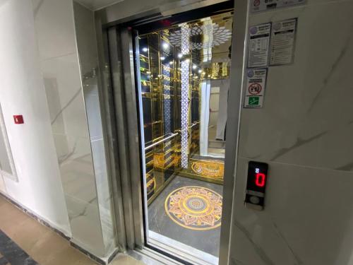 un ascensor en un edificio con una puerta de cristal en miamia apart otel en Bostancı