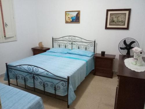 1 dormitorio con 1 cama con edredón azul en Pergola, en Matino