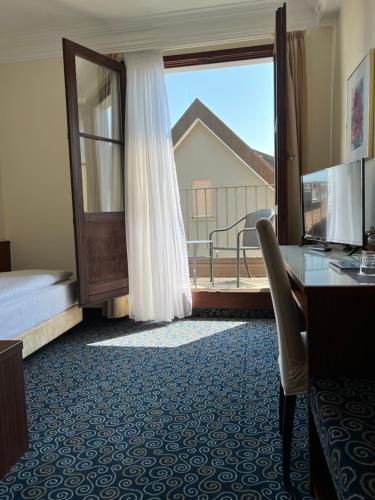 TV a/nebo společenská místnost v ubytování Stadthotel