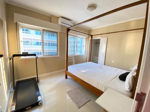 - une chambre avec un lit et une télévision dans l'établissement The Queen, à Luanda