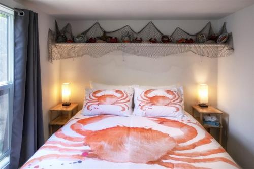 um quarto com uma cama com dois animais em H - Crab Shack em Fort Bragg