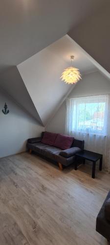 sala de estar con sofá en el ático en Apartament Stegna en Stegna