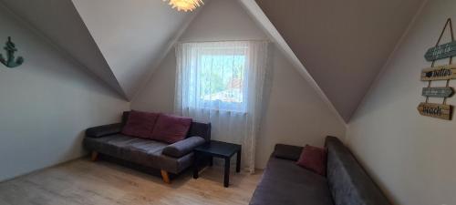 sala de estar con sofá y ventana en Apartament Stegna en Stegna