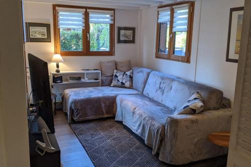 un salon avec un canapé et une table dans l'établissement village Khelus, à Gujan-Mestras