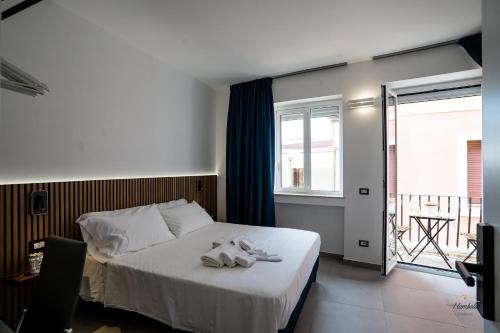 ein Schlafzimmer mit einem Bett mit Handtüchern darauf in der Unterkunft Humboldt Luxury Room Taormina in Taormina