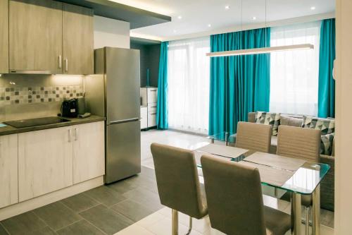 Dévai-LUX Apartman Sárvárにあるキッチンまたは簡易キッチン