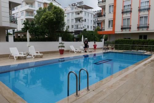 una grande piscina blu in un edificio di Antalya Konyaaltı Liman A5- Denize Yakın a Antalya (Adalia)