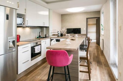 Dévai-LUX Apartman Sárvárにあるキッチンまたは簡易キッチン