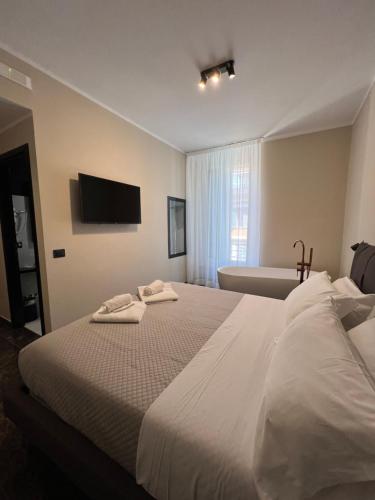 een slaapkamer met een groot bed en 2 handdoeken bij Viminale Domus in Rome