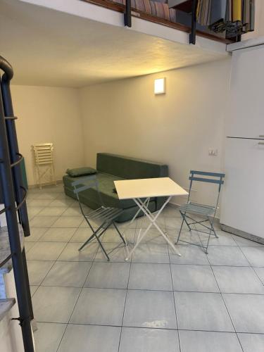 - un salon avec un canapé, une table et des chaises dans l'établissement Casetta Gabriella, à Ischia