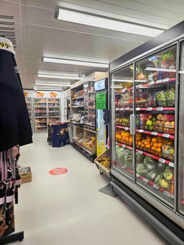 un corridoio vuoto di un supermercato con frutta e verdura di Hegna Camping a Seljord