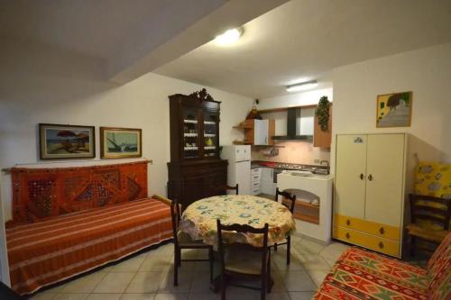 uma sala de estar com um sofá e uma mesa em Bilocale a due passi dalla spiaggia em Marina di Campo