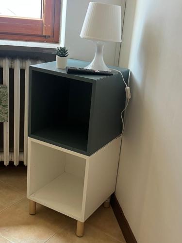 a table with a lamp on top of it at Casa Vacanza Regina in Roccaraso