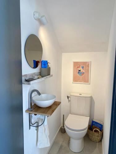 une salle de bain avec des toilettes blanches et un lavabo dans l'établissement Villa BaieVue, à Cavalaire-sur-Mer