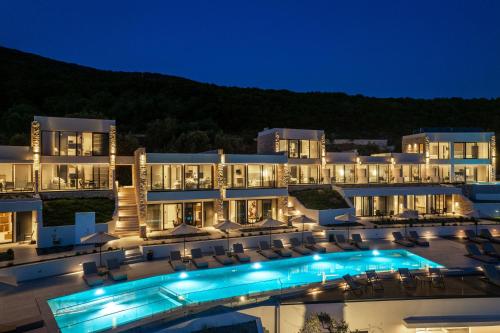 Πισίνα στο ή κοντά στο The View Hotel Sofas Coastal Retreat