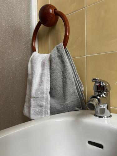 a towel hanging on a rack next to a sink at Casa Vacanza Regina in Roccaraso