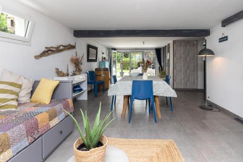 un salon avec un canapé et une table dans l'établissement Appartement Neuf Entre Lac et Océan, à Léon