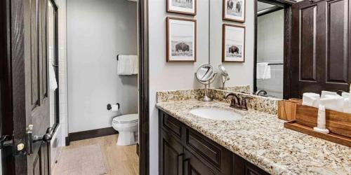 La salle de bains est pourvue d'un lavabo et de toilettes. dans l'établissement Beaver Creek Highlands Westview 3 Bedroom Condo, à Beaver Creek