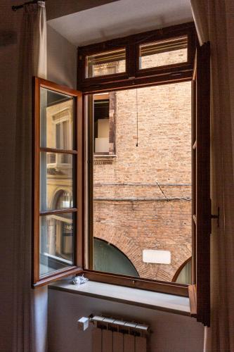 a window in a bathroom with a brick building at CasaLonghi in Mantova