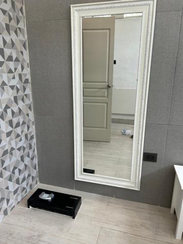 espejo en la pared en el baño con lavabo en Rose 5 en Cancún