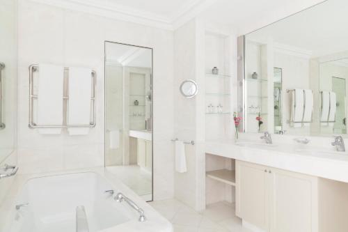 Ένα μπάνιο στο Le Bristol Paris, Oetker Hotels