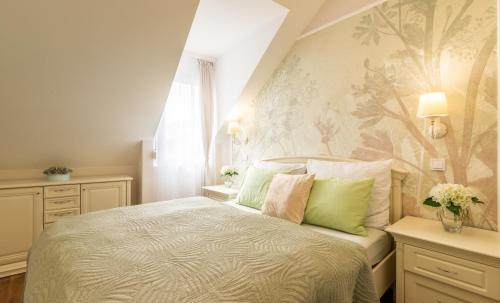 Un pat sau paturi într-o cameră la Monarchia Apartman Pearl