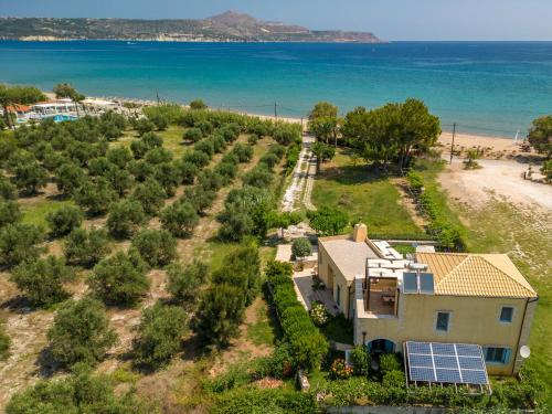 una vista aérea de una casa con paneles solares en la playa en Calma Seaside Villa, en Kalyves