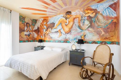 ラ・オロタバにあるEDEN RENTALS La Morada de Otazzoの大きな絵画が壁に描かれたベッドルーム