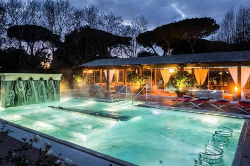 een zwembad voor een huis 's nachts bij Il GioielIino - TERME- Centro Storico Viterbo in Viterbo