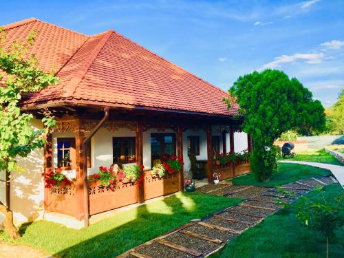 a model of a house with flowers in a yard at Conacul Grigorescu in Răteşti
