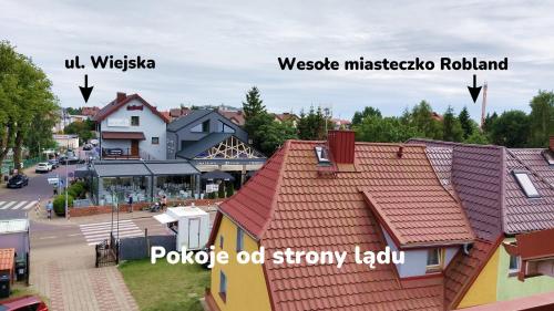 uma vista para uma cidade com casas e telhados em Klif pokoje gościnne w centrum blisko morza em Ustronie Morskie