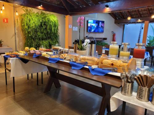 ein langer Tisch mit Essen darüber in der Unterkunft Malta Hotel in Ilha Solteira