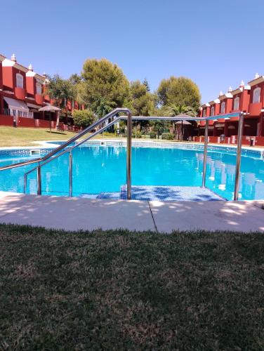 uma piscina com escorrega no meio em Islantilla Club Golf em Huelva