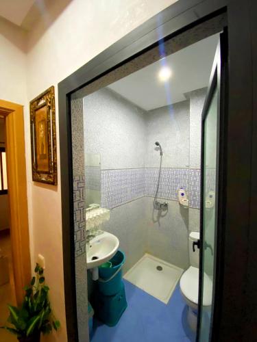 een badkamer met een douche, een toilet en een wastafel bij Comfort apartment, with nice terrace (2min to sea) in Aourir