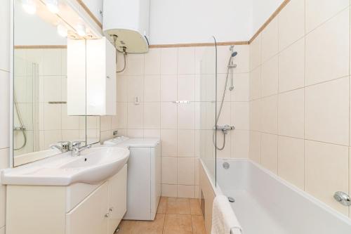 Un baño de Within Ancient Walls