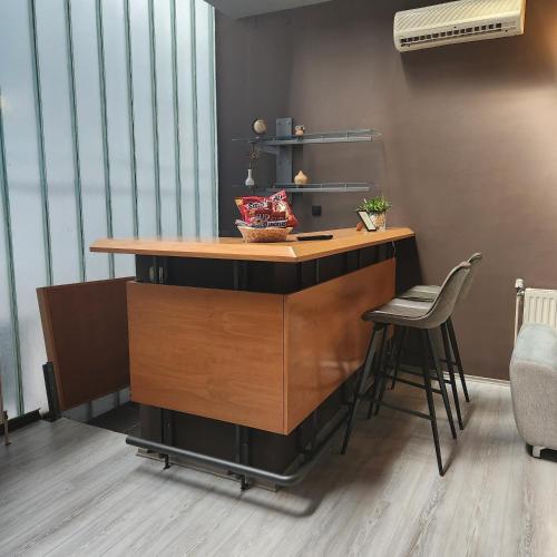 an office with a counter with stools and a desk at IN CLUB in Vrnjačka Banja