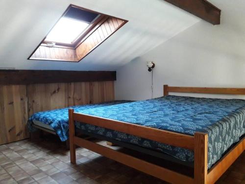 a bedroom with a bed and a skylight at Valras Plage - Appartement - 4 pers - piscine in Valras-Plage