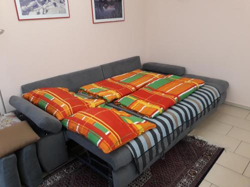 um sofá com quatro almofadas numa sala de estar em LANDHAUS JASMIN ausgezeichnet mit 4 Kristallen - FW Kammblick em Bad Mitterndorf