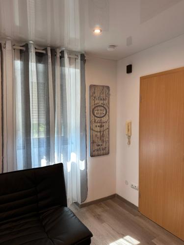Χώρος καθιστικού στο KRAICHGAU # 2 Ferienwohnungen in einem Haus mit EBK, WLAN, Monteurzimmer, SELF-CHECK-IN